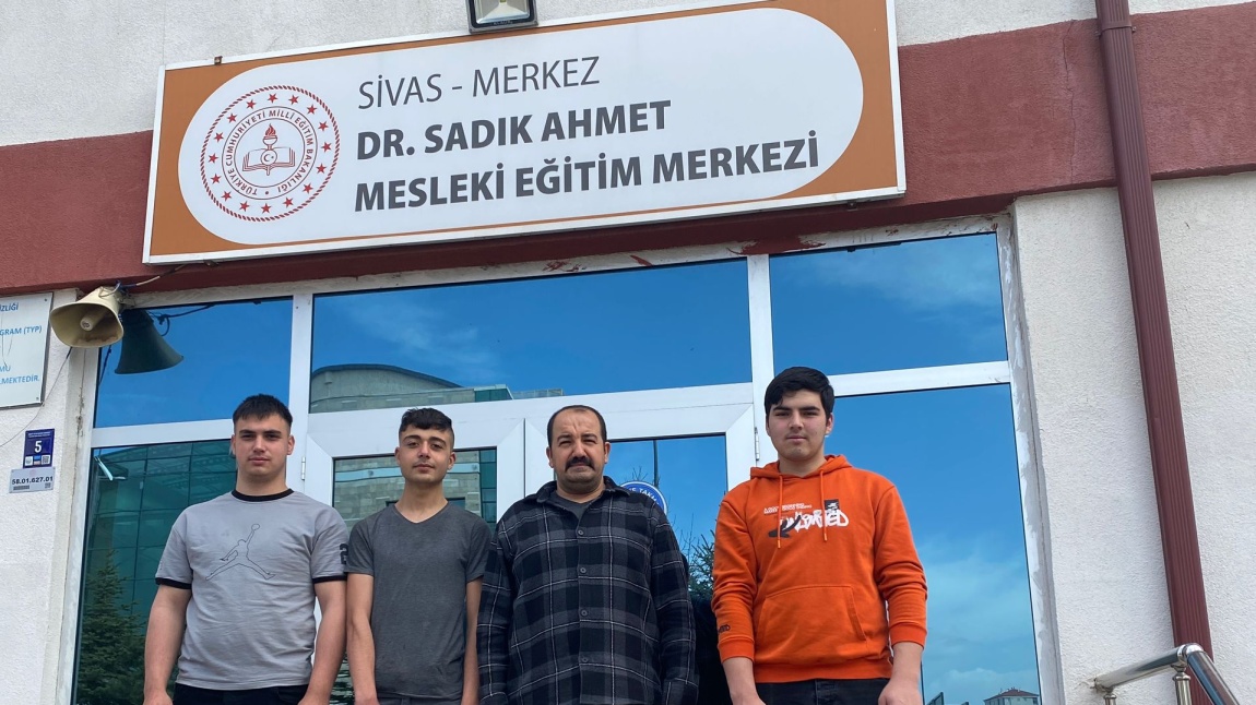 Ben Her Yerde Varım Projesi kapsamında Elektrik Elektronik Teknolojisi Alanı olarak önceden belirlenen bir evin priz ve elektrik  tesisatı tamiri yapıldı.